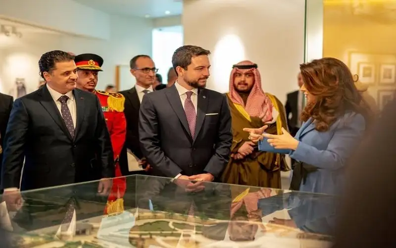 ولي العهد يزور متحف قصر السلام