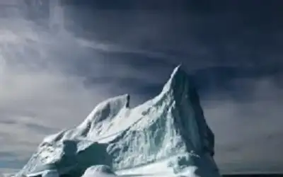 أكبر جبل جليدي في العالم يتحرك