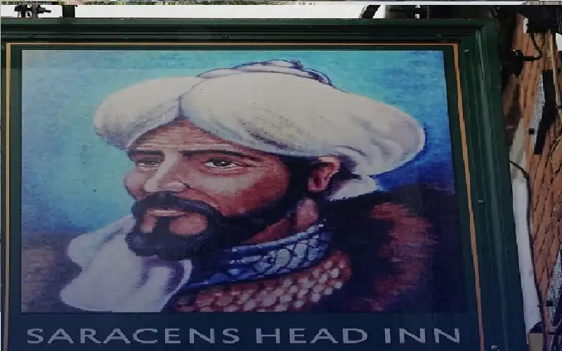 مسلم بريطاني يقاضي حانة بسبب لافتة