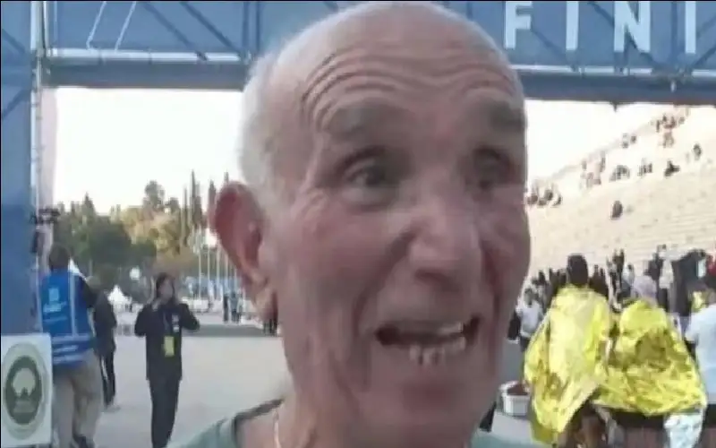 عجوز في الـ88 من عمره يحقق