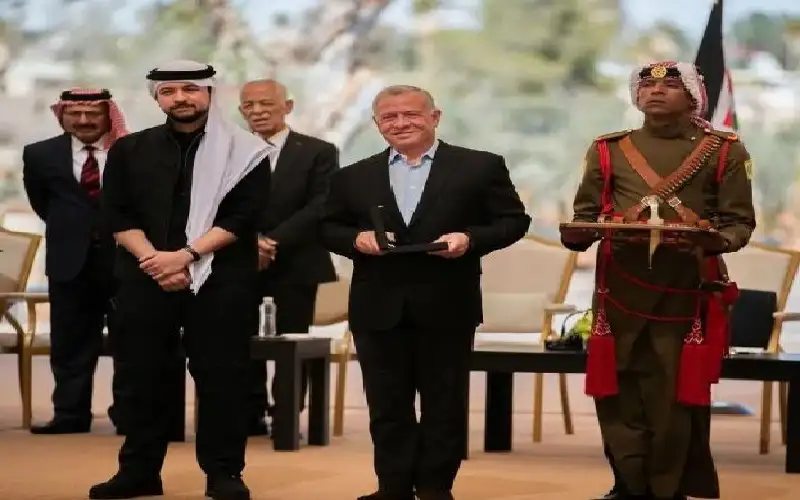 الملك ينعم بميدالية اليوبيل الفضي على