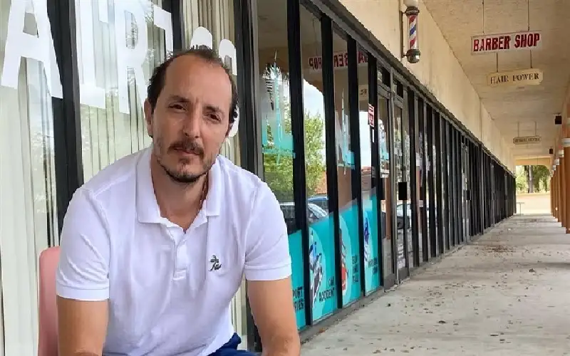 كاتب ومؤلف سوري يحتفل بعودته إلى