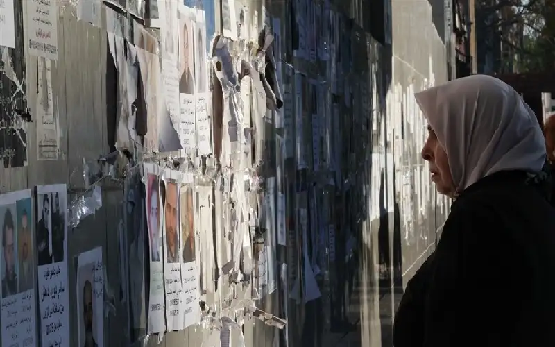 بينهم أسماء الأسد.. الفصائل المسلحة تبدأ