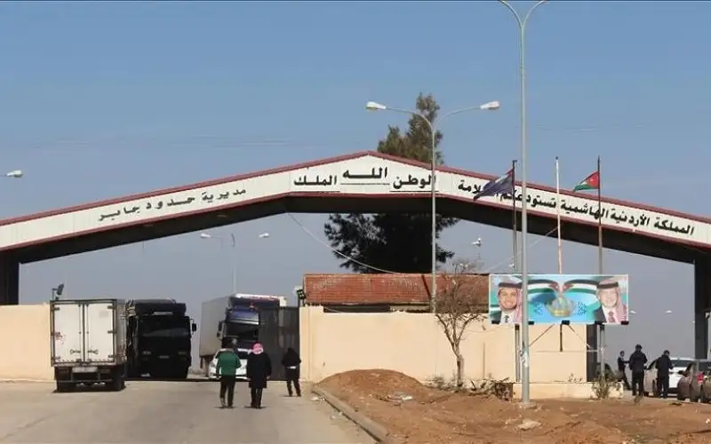 حركة نشطة وانسيابية للشاحنات لتبادل البضائع