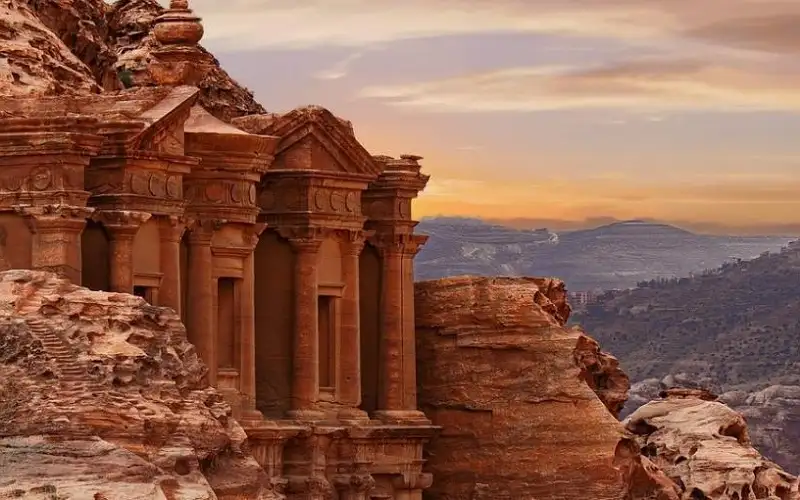 البترا .. إغلاق 14 فندقا وتسريح