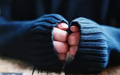 احذر برودة اليدين .. صاحب تجربة