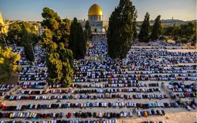 35 ألفا يؤدون صلاة الجمعة في