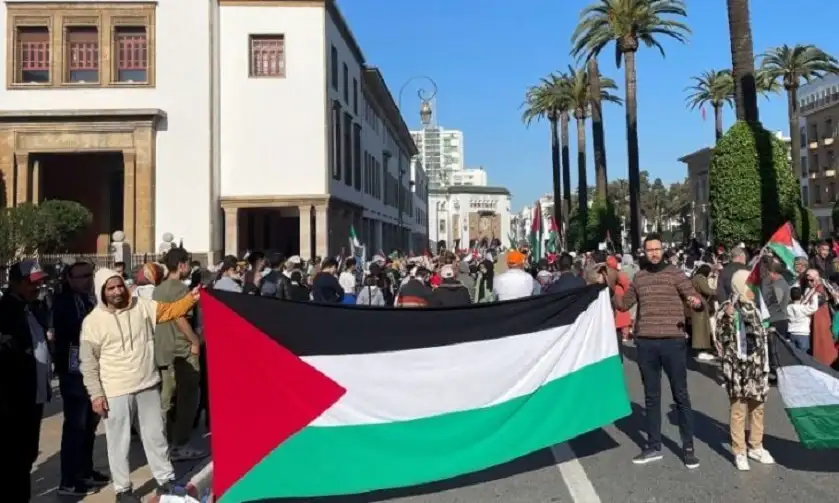 آلاف المغاربة يطالبون بوقف التطبيع تضامنا