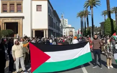 آلاف المغاربة يطالبون بوقف التطبيع تضامنا