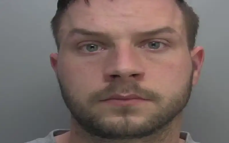 قبل قتلها.. رجل يجبر زوجته على