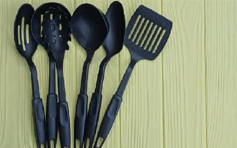 خبراء يحذرون من حاويات وأدوات الطعام