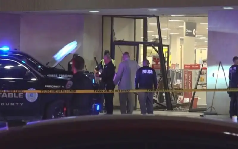 أمريكا: مقتل سائق هارب اقتحم بسيارته