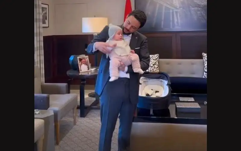 ولي العهد ينشر فيديو من مكتبه: