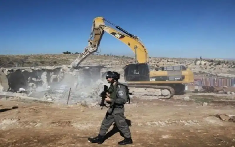 الاحتلال يهدم منزلا ويصيب مواطنا بالرصاص