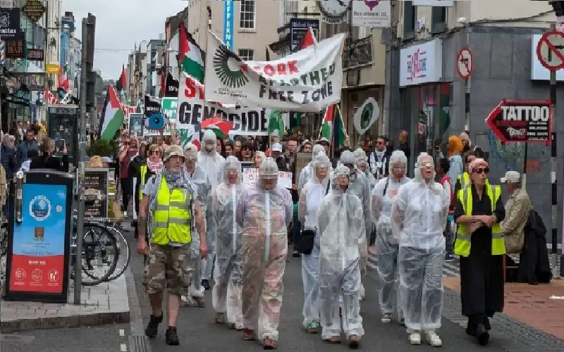 احتفال حاشد في أيرلندا بإغلاق سفارة