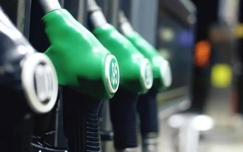 الحكومة : انخفاض البنزين بنوعيه وارتفاع