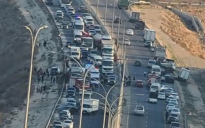 وفاة و14 إصابة بتصادم حافلة وقلاب