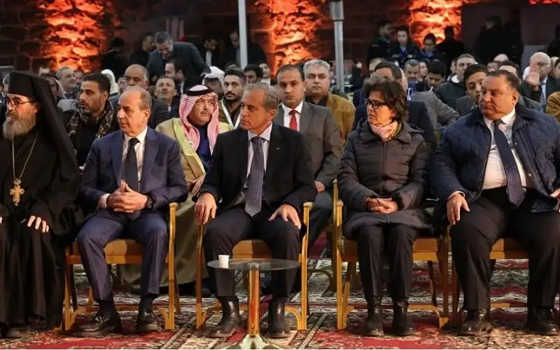 رئيس الوزراء يضيء شجرة عيد الميلاد