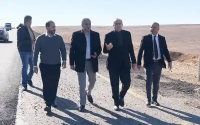 وزير الأشغال يتفقد مشروع تأهيل طريق