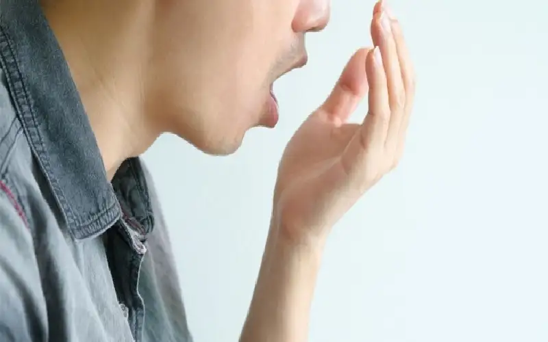 ما الأسباب النفسية والموضوعية لرائحة الفم