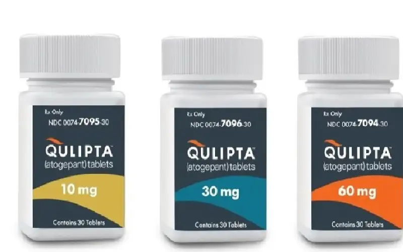 مسدسان وسكاكين ومفرقعات في حقيبة يد