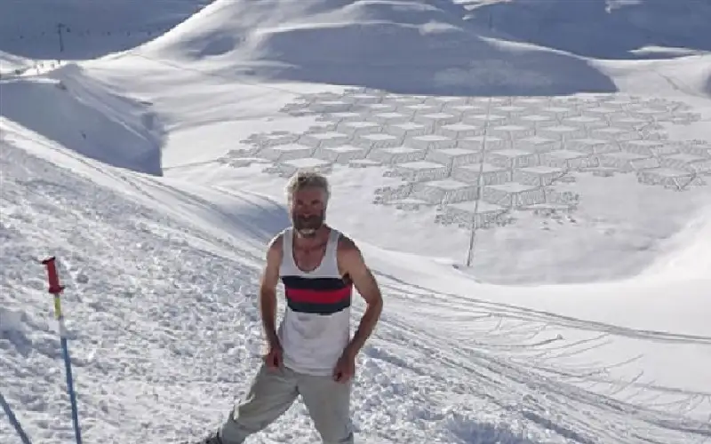 بمهارة التزلج.. رجل يبدع لوحات فنية