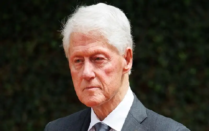 نقل بيل كلينتون إلى المستشفى في