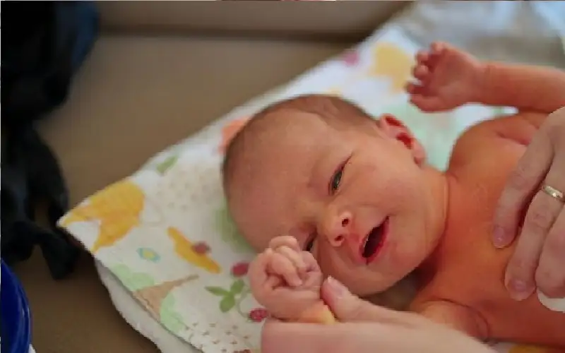 حليب مخلوط بالخمرة.. إصابة طفل عمره