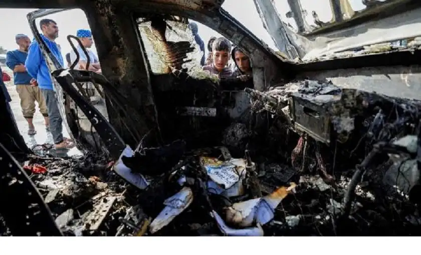 استشهاد 5 صحافيين بغارة على مركبة