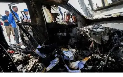 استشهاد 5 صحافيين بغارة على مركبة
