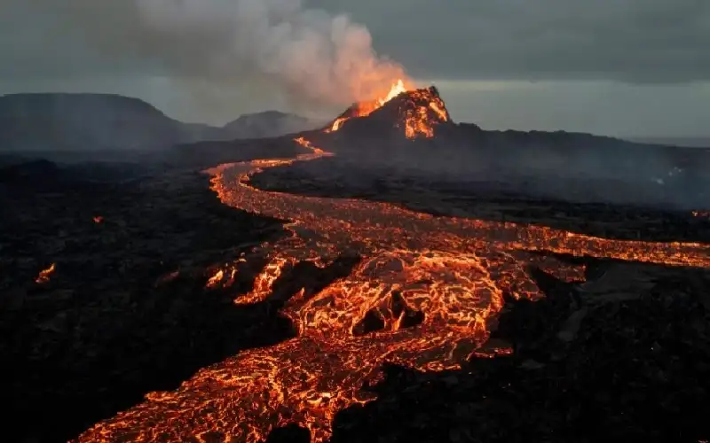علماء يحذرون من ثوران بركاني وشيك