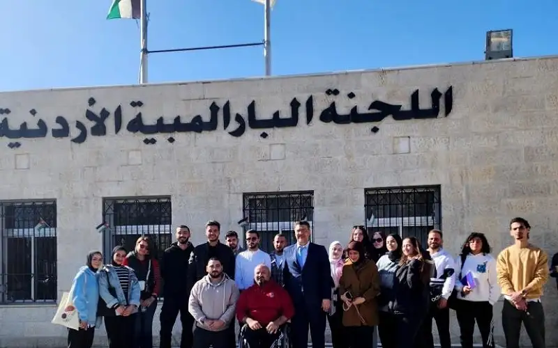 وفد طلابي من عمان الأهلية يزور