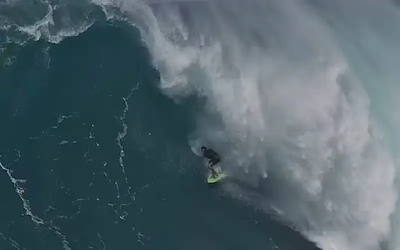 فيديو مرعب لراكب تبتلعه موجة عملاقة