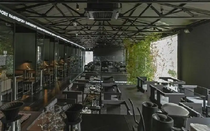 مقهى كوري.. تهطل فيه الأمطار كل