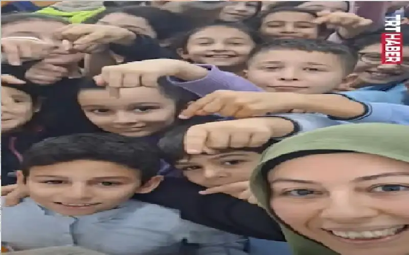 مشهد مؤثر لأطفال أتراك يودعون زميلهم