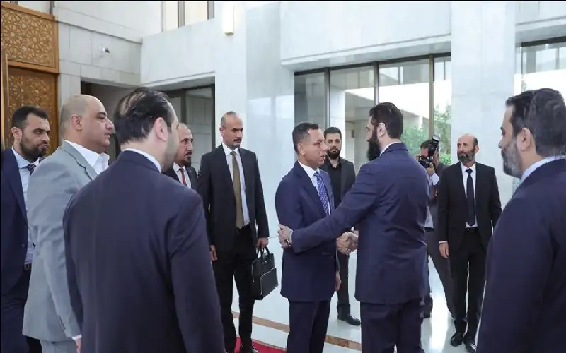 مسدس أحمد الشرع يثير الجدل خلال