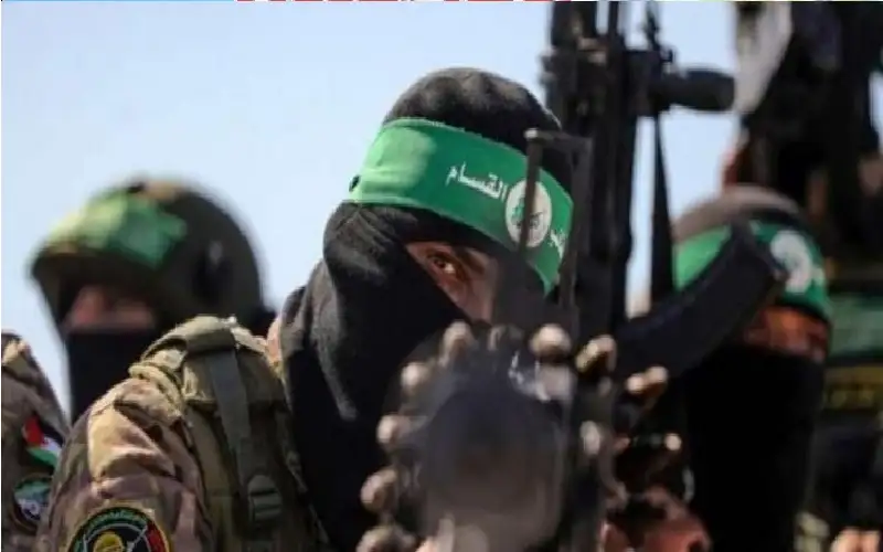 ثم تقدم قناص فلسطيني واجهز على