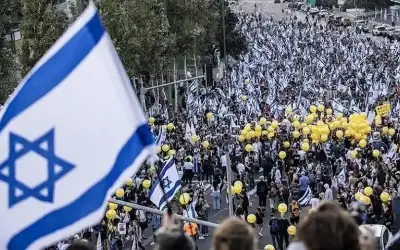 القدس .. إسرائيليون يتظاهرون لوقف الإبادة