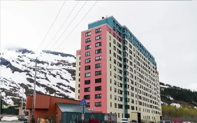 مدينة يعيش سكانها في مبنى واحد