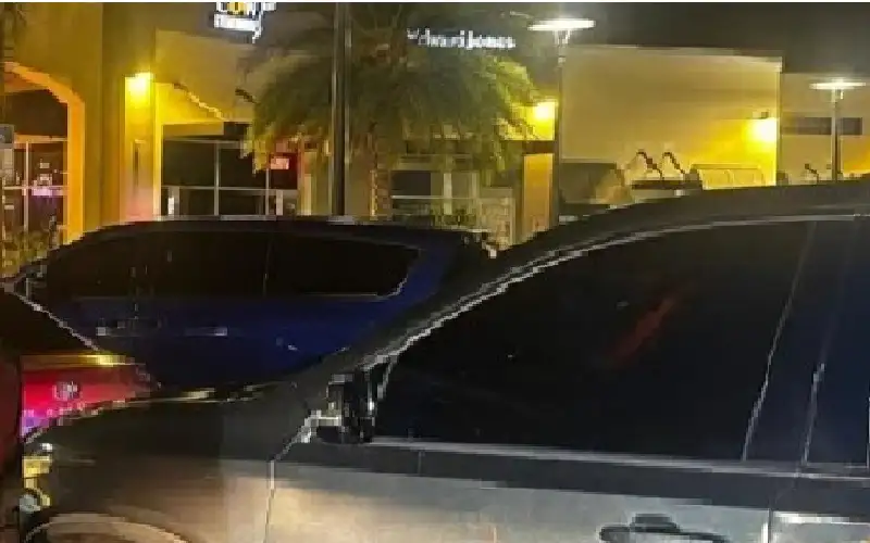 بسبب إكرامية.. . عاملة توصيل تطعن