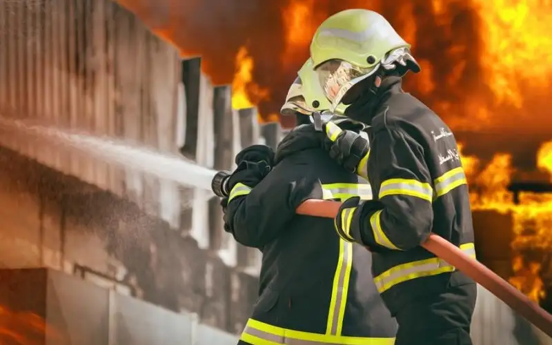 5 إصابات بحريق داخل مبنى سكني