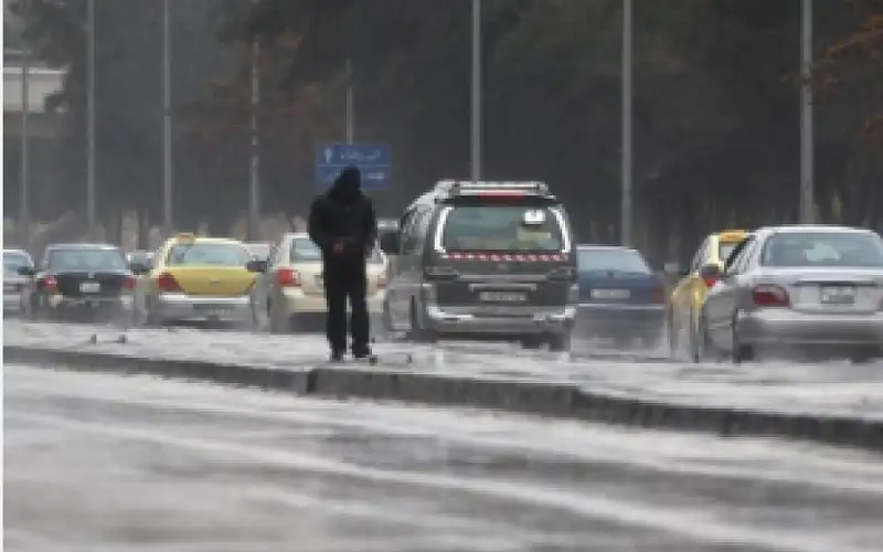 عواصف رعدية وبرد وأمطار غزيرة ..