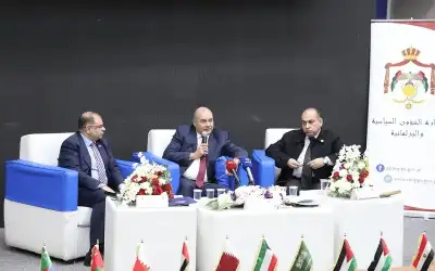 العودات يدعو الشباب للانخراط في العمل