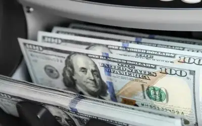 الدولار يتلقى دعما من ارتفاع عوائد