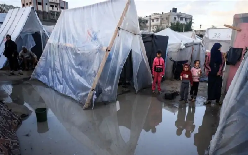 مياه الأمطار تغرق مئات خيام النازحين