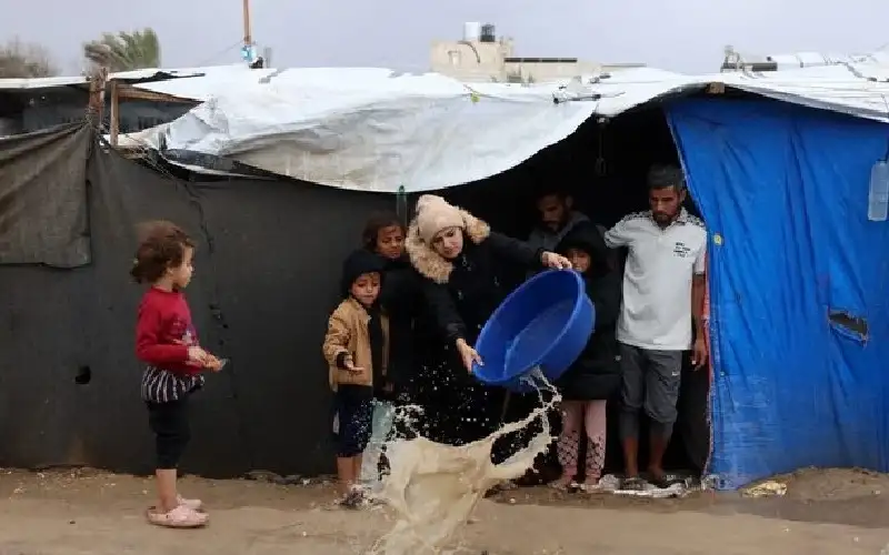 غرق مئات الخيام.. . مليونا نازح