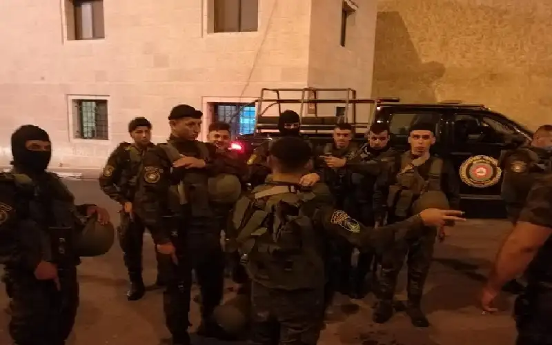 أجهزة السلطة تحرق منزلا وتواصل حصار