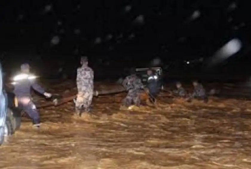 اخلاء 7 اشخاص حاصرتهم المياه داخل