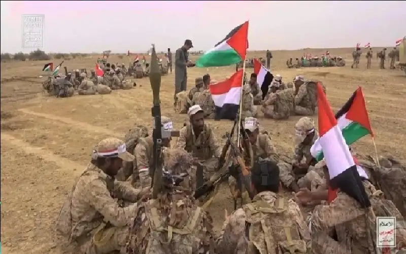 الحوثيون يهددون بالمزيد من المفاجآت.. الصاروخ