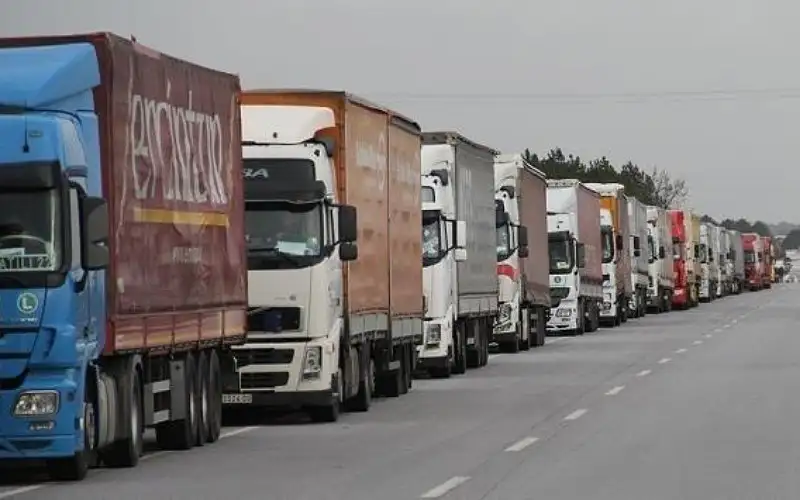 الأردن ومصر تمددان آلية دخول الشاحنات